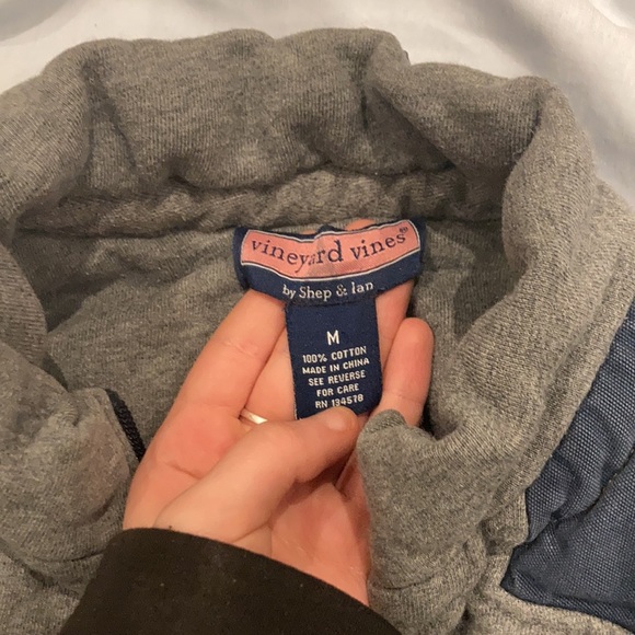 Grey vineyard vines sweater - Picture 3 of 3